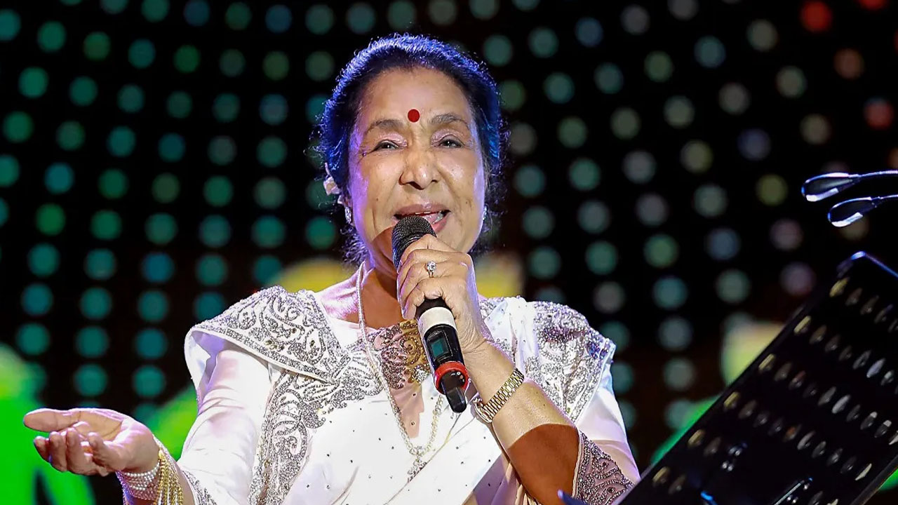 Asha Bhosle Telugu Songs: ‘నాలో ఊహలకు’..  తెలుగు ప్రేక్షకుల మనసు దోచుకున్న ఆశా భోస్లే పాటలు విన్నారా..?