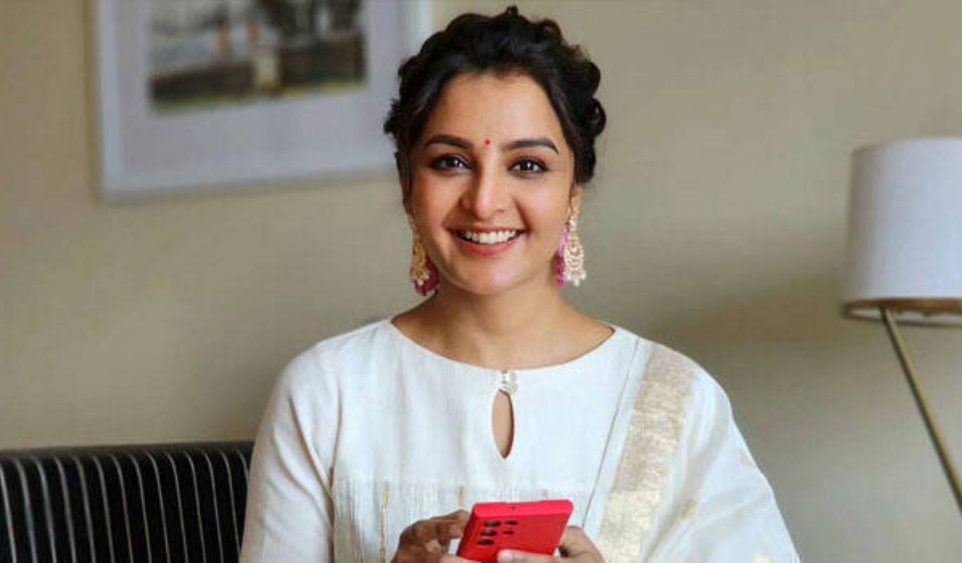 Lip Kiss Incident : స్టార్ హీరోయిన్‌కు పబ్లిక్ వేదికపై బలవంతంగా ముద్దు పెట్టిన అభిమాని